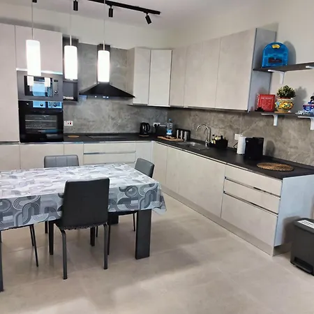 The Palm Court * San Pawl il-Baħar